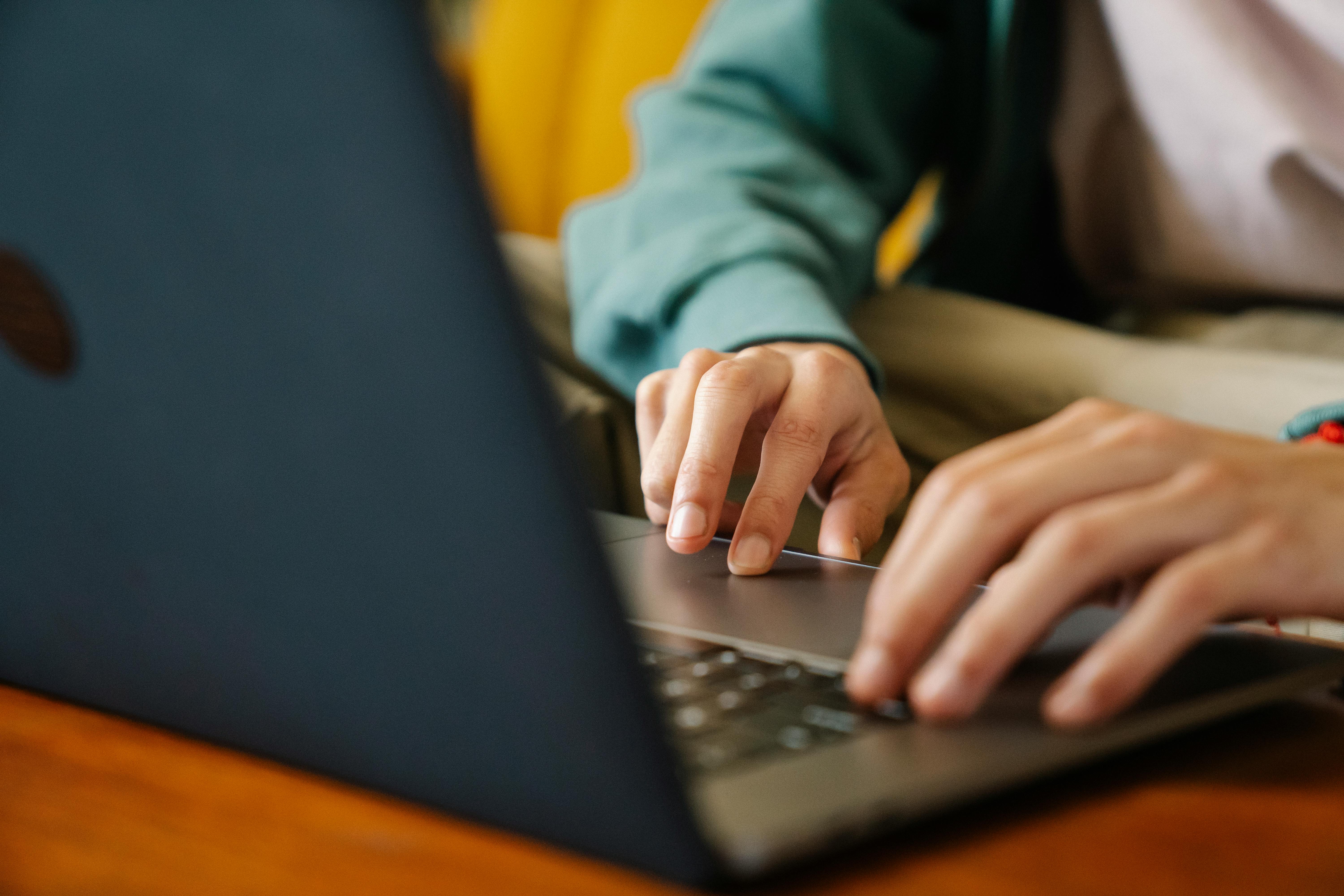 Person vor Laptop.jpg
